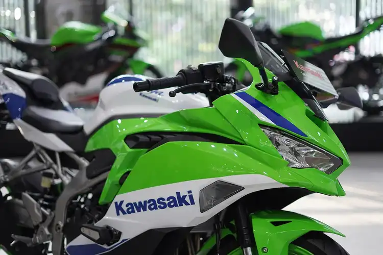 Cek Harga Kawasaki Ninja ZX-25RR Terlangka Karena Cat Motif Lama