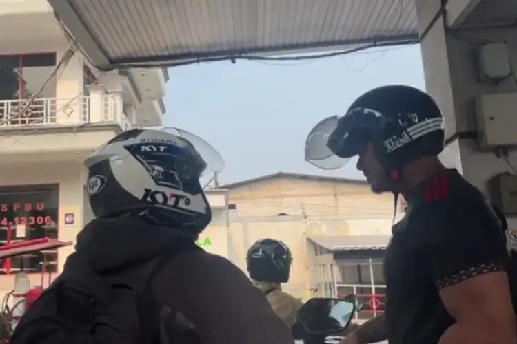 Pemotor Nyaris Baku Hantam Gegara Serobot Antrean SPBU di Bintaro Jaksel