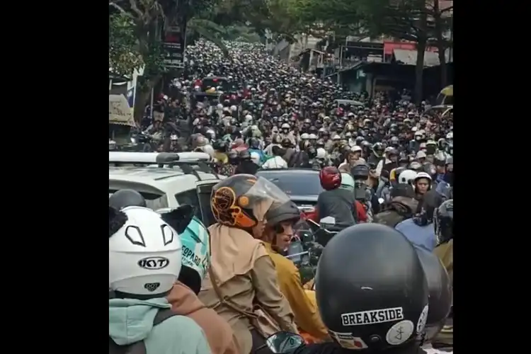 Ngeri Akibat Macet Parah di Puncak 1 Orang Dikabarkan Meninggal Dunia