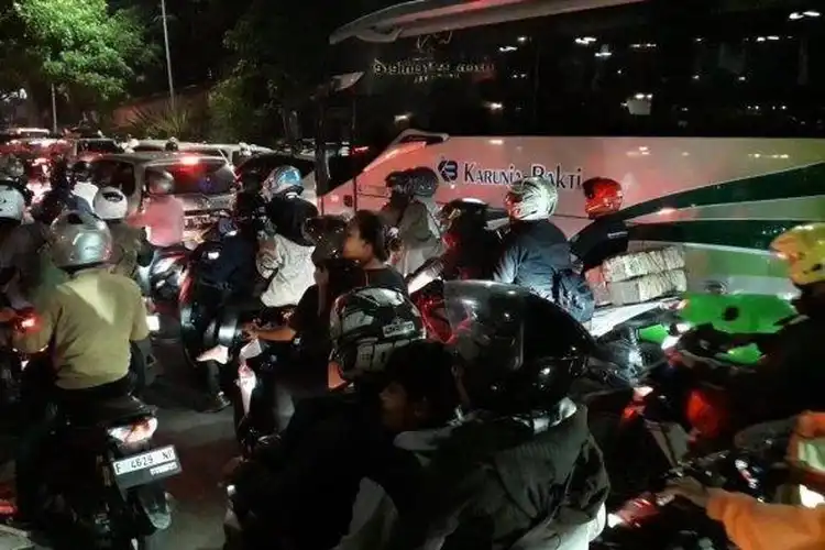 Macet Horor di Puncak Bogor Akibat Long Weekend Motor Tidak Bisa Bergerak Pengendara Buang Air Sembarangan