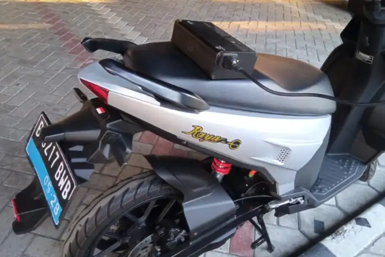 Motor Listrik Lebih Aman Pakai Baterai Swap, Sistem Charging atau Sewa Baterai?