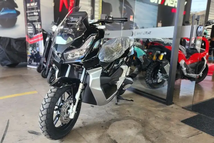 Motor Baru Honda ADV 160 Versi Tangki Gede Muat 13,5 Liter Bensin Perbedaan Harga Sampai Rp 10 Juta