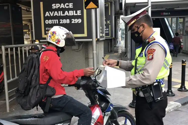 Puluhan Ribu Pengendara Motor Kena Tilang Karena Tidak Pakai Helm SNI Dalam Operasi Zebra 2024 Ini Dasar Hukum dan Jumlah Denda