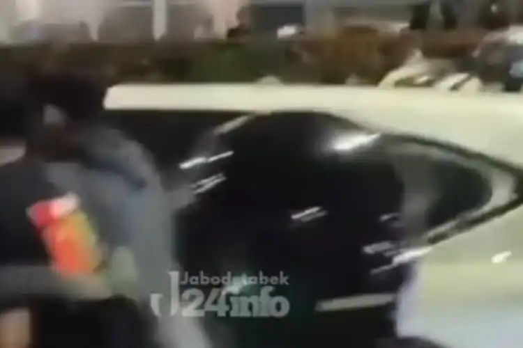 Viral Mobil LCGC Kabur Tidak Bayar Bensin di Tangsel Endingnya Tabrak Motor Langsung Diamuk Warga