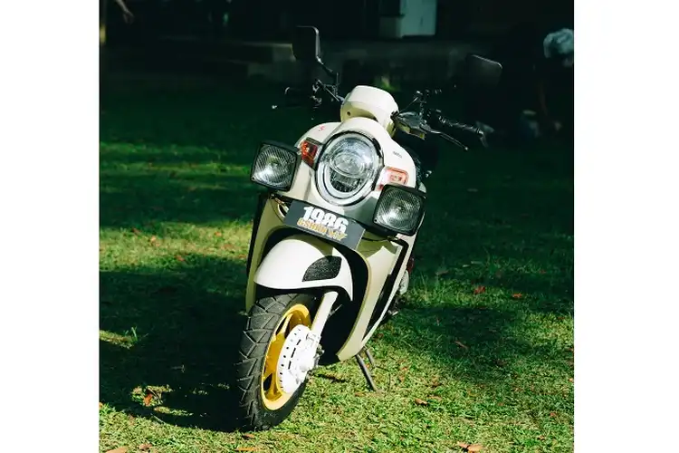 Modifikasi Honda Scoopy Cross Pasang Fog Lamp Siap Touring Tengah Malam
