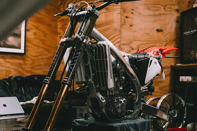 Persiapan Balap, Deus Ex Machina Garap Modifikasi Honda CRF400X Pakai Spare Part Bekas