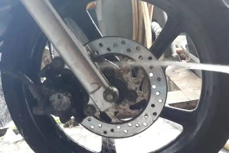 Mitos atau Fakta Cakram Motor Kondisi Panas Disiram Air Bisa Bengkok