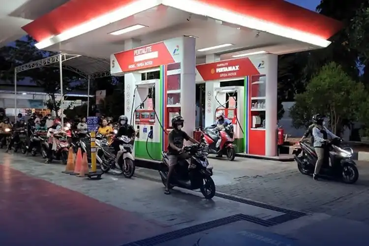Hanya Karena Ini SPBU Pertamina Warna Biru Lebih Ramai Dari Merah