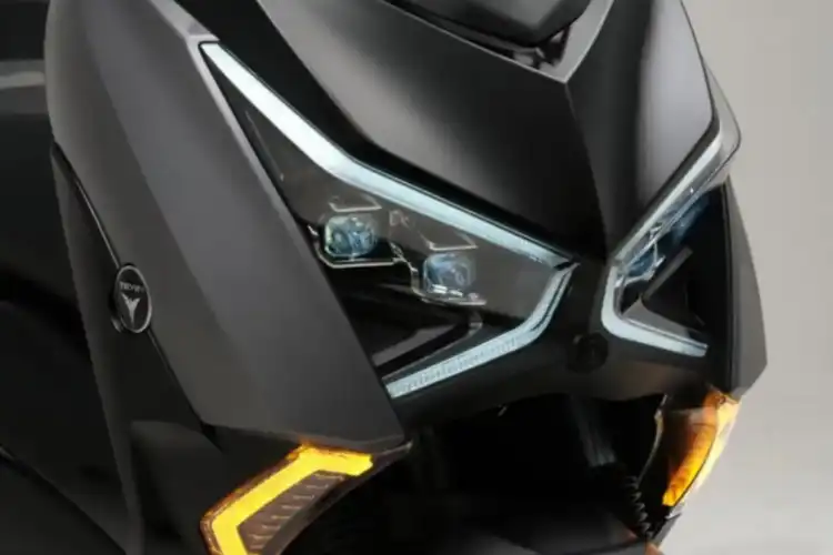 Produsen Cina Kembali Bikin Geger, Meluncur Skutik Bongsor Mirip Yamaha XMAX