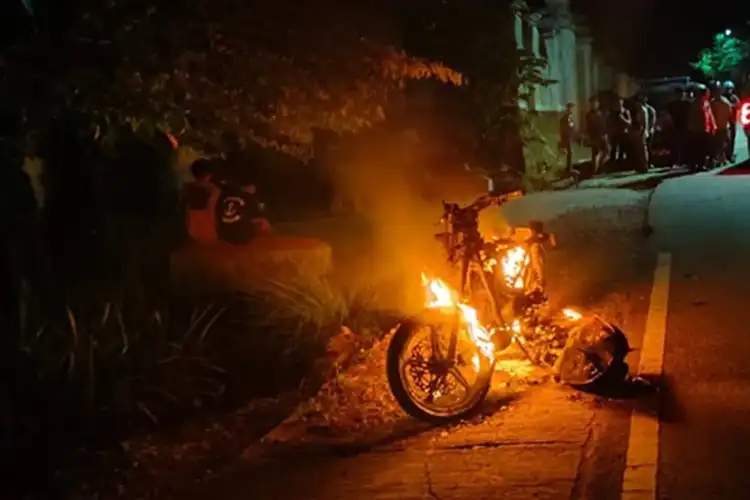 Viral Pemotor Yamaha RX-King di Labuan Bajo Ngamuk Berujung Bakar Motor, Berawal dari Ditilang Polisi