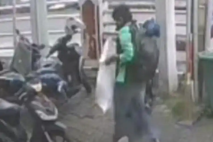 Lelaki Berjaket Ojol Bikin Elus Dada, Curi Karung Paket Milik Kurir yang Sedang Salat