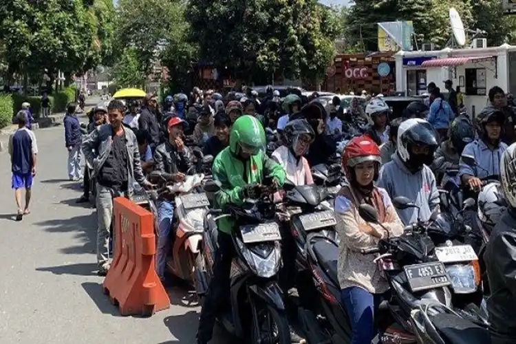 Bukti Pemutihan Bikin Semangat Bayar Pajak Kendaraan, Ada yang Sampai Tidur di Musala Samsat