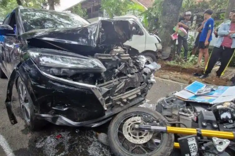 Pelajar Lepas Nyawa, SUV Maut Seruduk Motor dan Mobil Pikap di Bandung