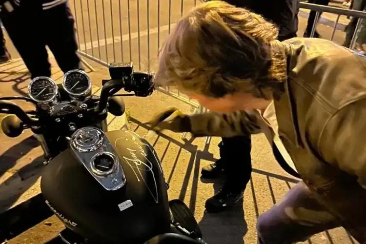 Lelang Keeway Superlight 125 Ada Tanda Tangan Tom Cruise, Tawarannya Bikin Ngelus Dada