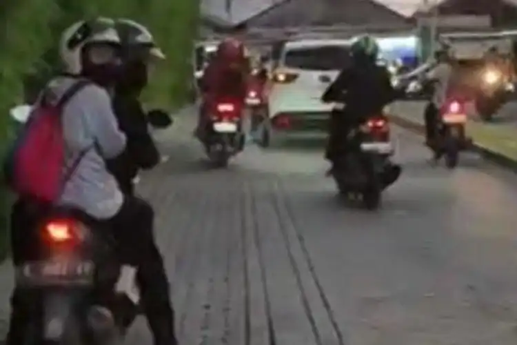 Pemotor Todongkan Pistol ke Pejalan Kaki di Surabaya, Cekcok Parkiran Masjid
