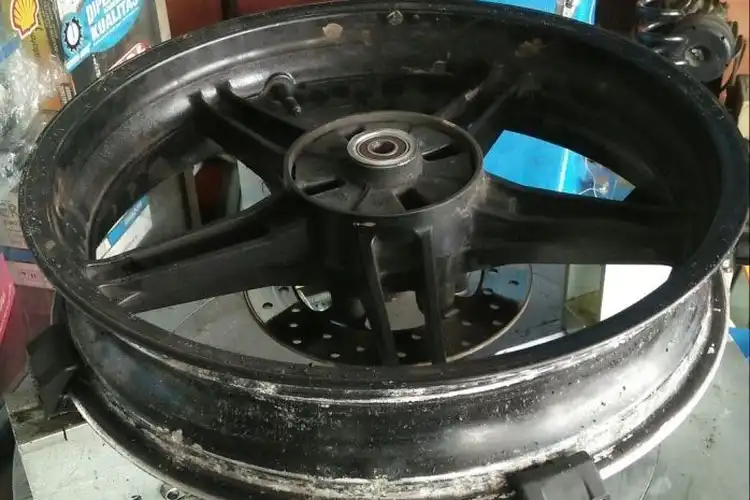 Waspada, Ternyata Cairan Ban Anti-bocor di Motor Bisa Membuat Pelek Jadi Keropos Lho