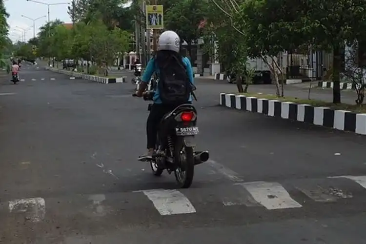 Jengkel dengan Banyaknya Polisi Tidur ? Laporkan Saja, Pembuatnya Bisa Dipenjara