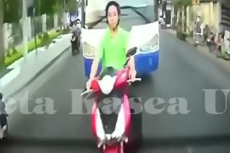 Waduh! Pengendara Motor Tidak Mau Disalip Bus, Akhirnya Ini yang Dilakukan Sopir Bus 