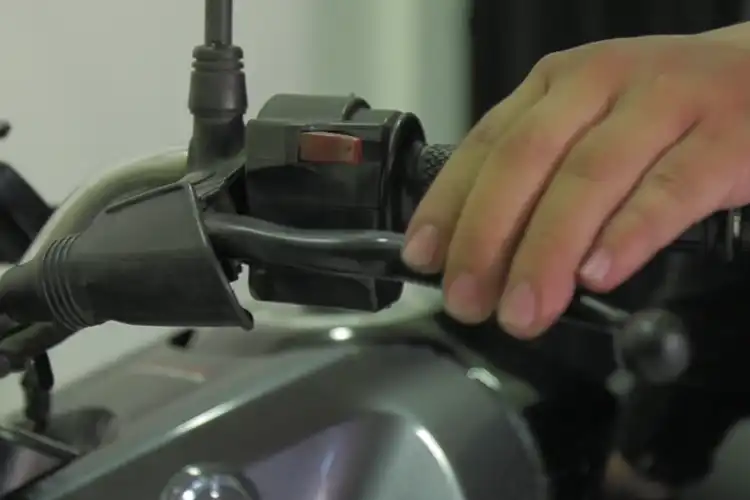 Jarak Main Tuas Kopling Dekat Bisa Merusak Persneling Motor?