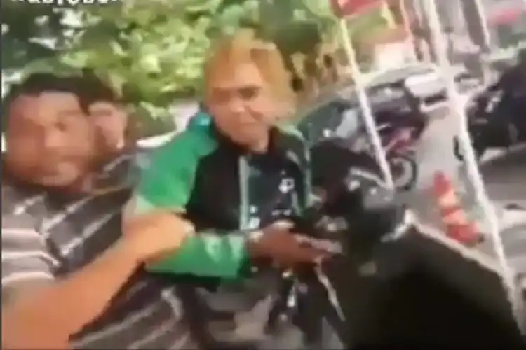 Miris! Video Detik-detik Pengendara Ojek Online Dirampas Jaketnya dan Dikeroyok Sopir Angkot di Semarang