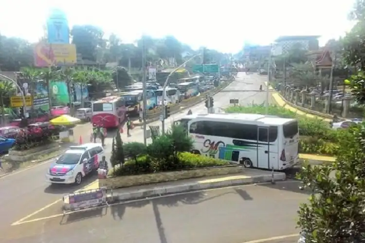 Kenapa Nih, Jalur Puncak Ramai Banget, Banyak Pemotor Yang Terjebak Kemacetan