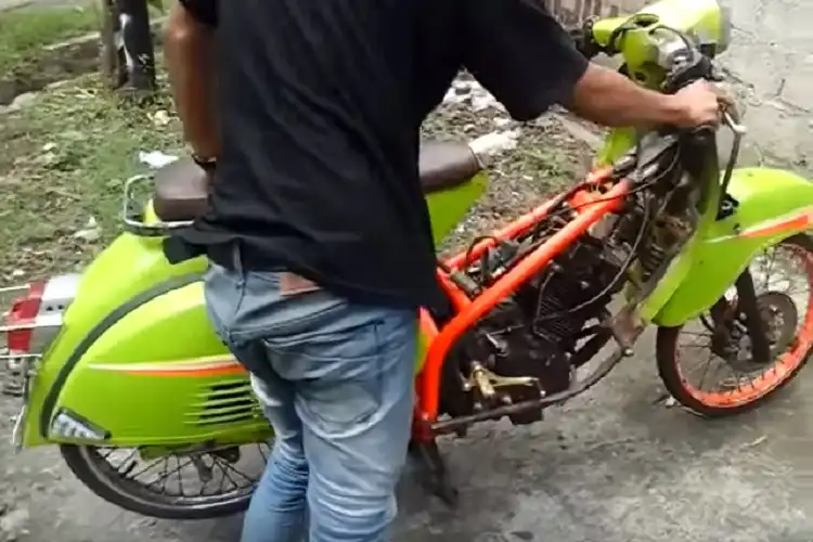 Motor Gokil! Bodi Vespa, Mesin Satria FU dan Bannya Model Cacing