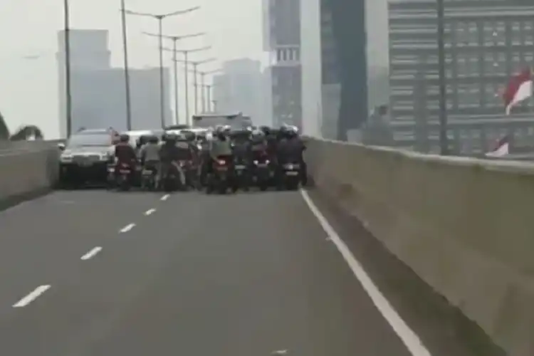 Bahaya Ini Yang Mengintai, Jika Motor Nekat Melewati Flyover Casablanca