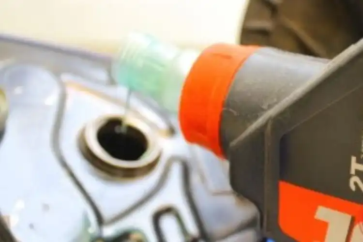 Jangan Tergiur Harga, Begini Panduan Pilih Oli Samping Motor 2-Tak