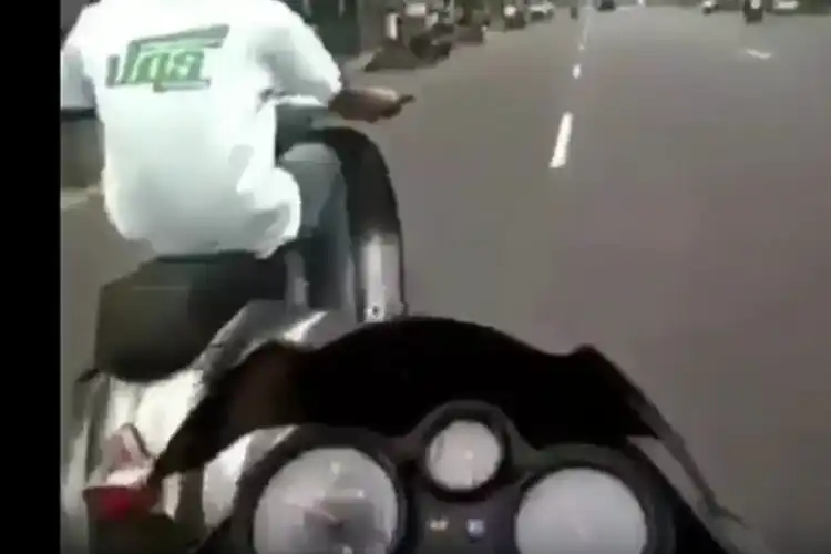 Sadis! Detik-detik Pengendara Ninja 150 Dibikin Kesel Vespa, Enggak Bisa Ngejar Bro