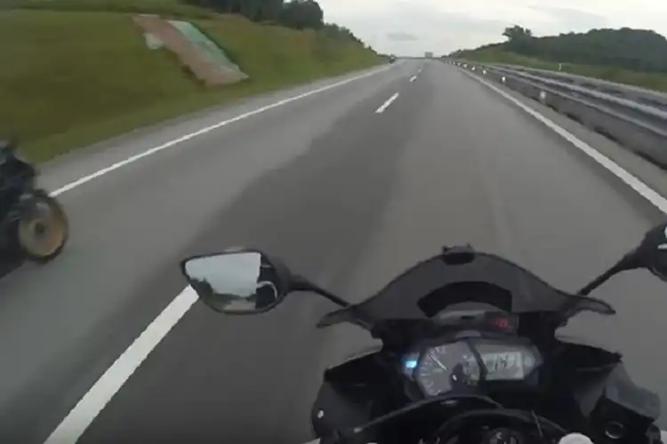 Seru! Video Kawasaki Ninja 150 Salip Yamaha R25 dan Saling Kejar, Tebak Siapa Pemenangnya