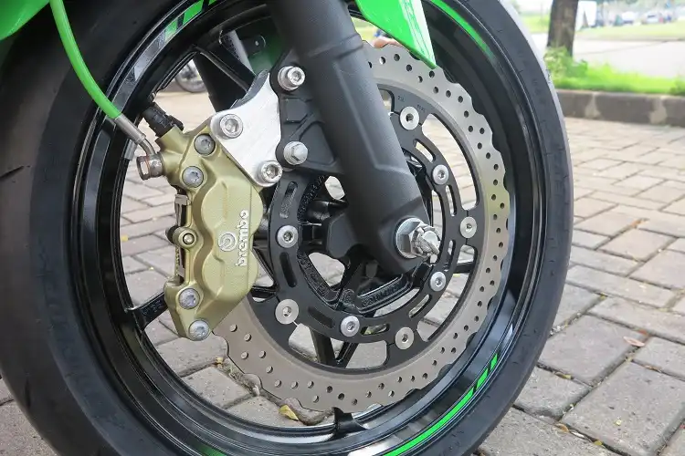 Masih Banyak yang Belum Tahu, Ternyata Ini Fungsi Serat Baja di Slang Rem Aftermarket