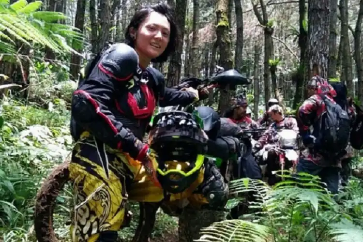 Demam Artis Main Motor, Artis Poppy Sovia Asyik Main Lumpur Sambil Pose Seksi