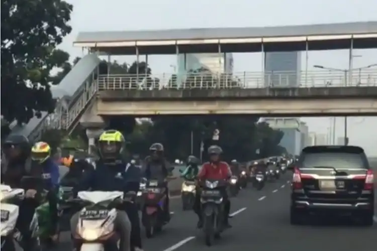 Resahkan Warga, Pemotor Gak Tau Malu Lawan Arah di Depok Bikin Macet
