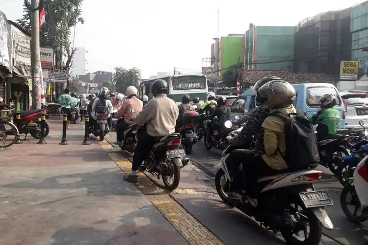Kapan Sadarnya? Trotoar Sering Banget Dilewati Pemotor, Warga: Bahkan Ada yang Ngebut Juga