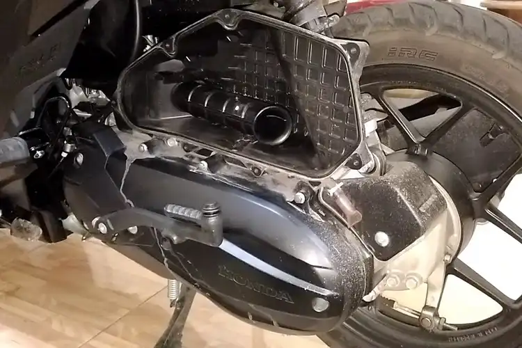 Dompet Bisa Jebol, Begini Efek Kalau Oli Mesin Sampai Menyelinap ke Box Filter Udara Motor