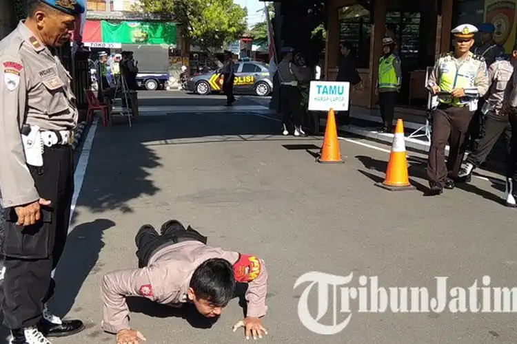 Polisi Ditilang Polisi Disuruh Push Up Cuma Gara-gara Hal Ini