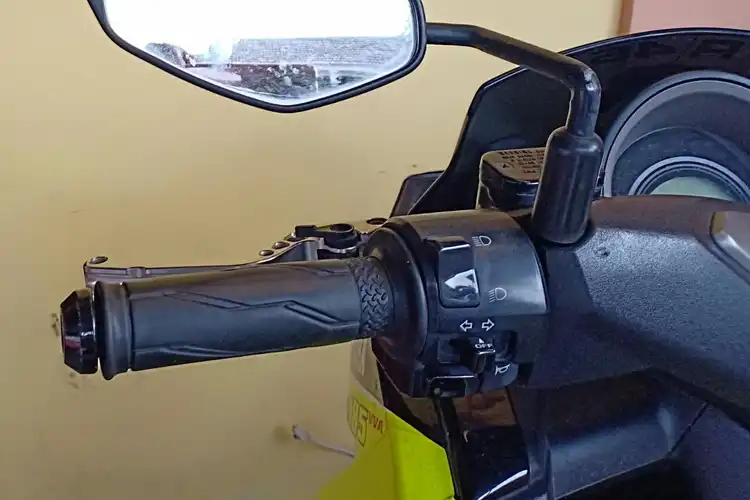 Kaca Spion Bawaan Pabrik Lebih Lebar dari Setang Motor, Ada Alasannya Bro