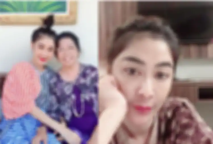Penampilan sederhana Uut Permatasari di rumah