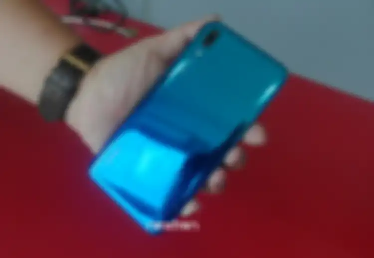 Huawei Y7 Pro (2019)  - Sisi belakang mengkilat