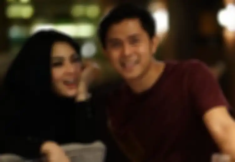 Dinner dengan Chakra Khan Di Restoran Reino Barack, Penampilan Syahrini dengan Baju Berharga Fantastis Jadi Sorotan