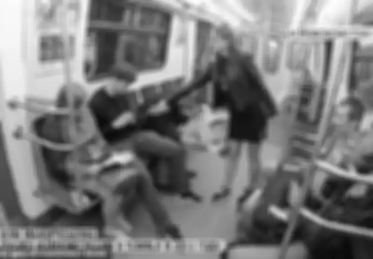 Perempuan Rusia Ini Siram Selangkangan Pria-pria di Kendaraan Umum, untuk Apa?