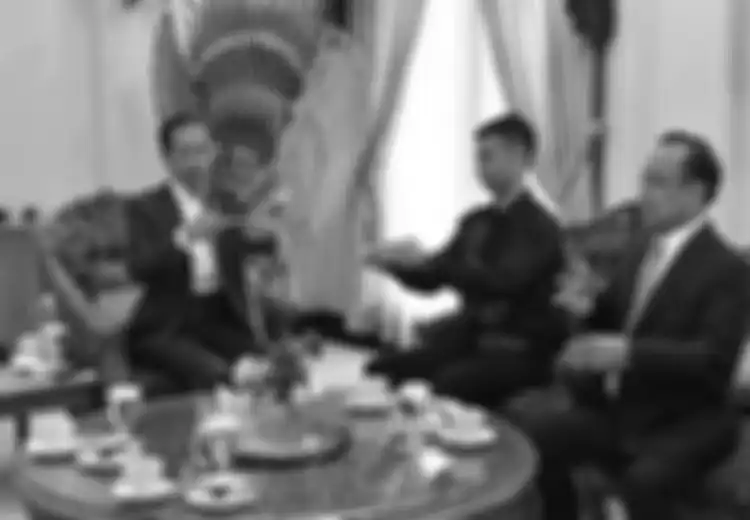 Meski Tunarungu, Surya Sahetapy Mampu Mendobrak Keterbatasan dan Ajari Jokowi Bahasa Isyarat