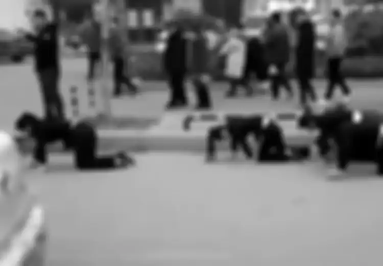 Gagal Capai Target, Para Karyawan Ini Disuruh Merangkak di Jalan yang Ramai, Alasan Manajer 'Aneh'