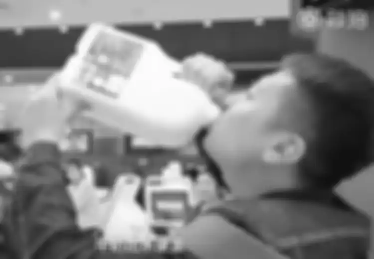 Ada Larangan Bawa Cairan Lebih dari 500 Mililiter di Bandara, Turis Ini Nekat Menggenak 2,5 Liter Susu