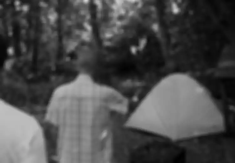 Ayah dan Anak  Ini Harus Tinggal dalam Tenda di Hutan Meski Bekerja 60 Jam per Minggu