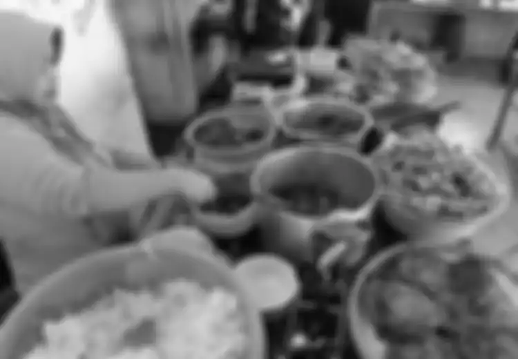 Kisah Kantin Mbok Jum yang Legendaris di Kampus UNS, Harga Menu Favoritnya Bisa Bikin Anda 'Melongo' Saking Murahnya