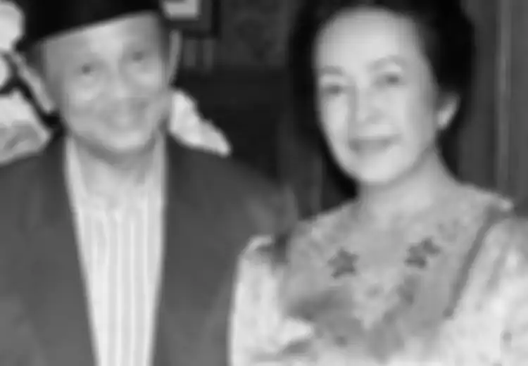 Bikin Terenyuh, Begini Cerita Habibie yang Selalu Siapkan Piring dan Kursi untuk Ainun yang Telah Tiada