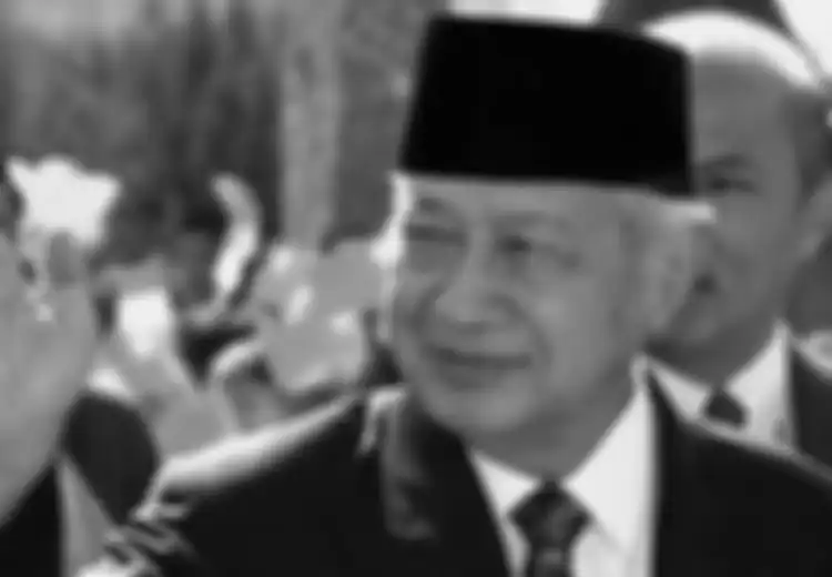 Padahal Pengawalnya Saja Sudah Pasrah Saat Presiden Diincar Banyak Sniper, Tak Disangka Justru Soeharto Lakukan Aksi Tak Terduga Ini