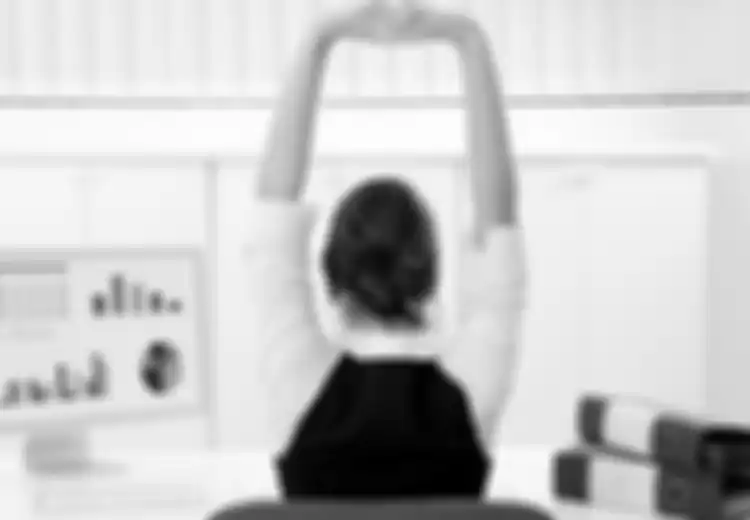 6 Latihan Peregangan yang Bisa Dilakukan Sambil Duduk Saat di Kantor