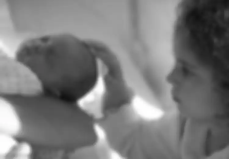 Menghadapi Anak Pertama yang Cemburu dengan Adik Barunya